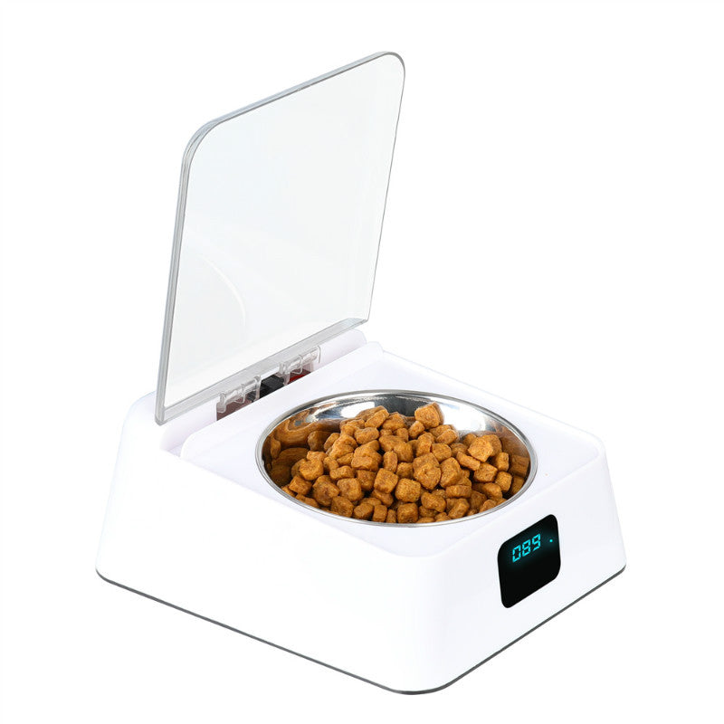 Gamelle automatique blanche ouverte avec croquettes dans le bol