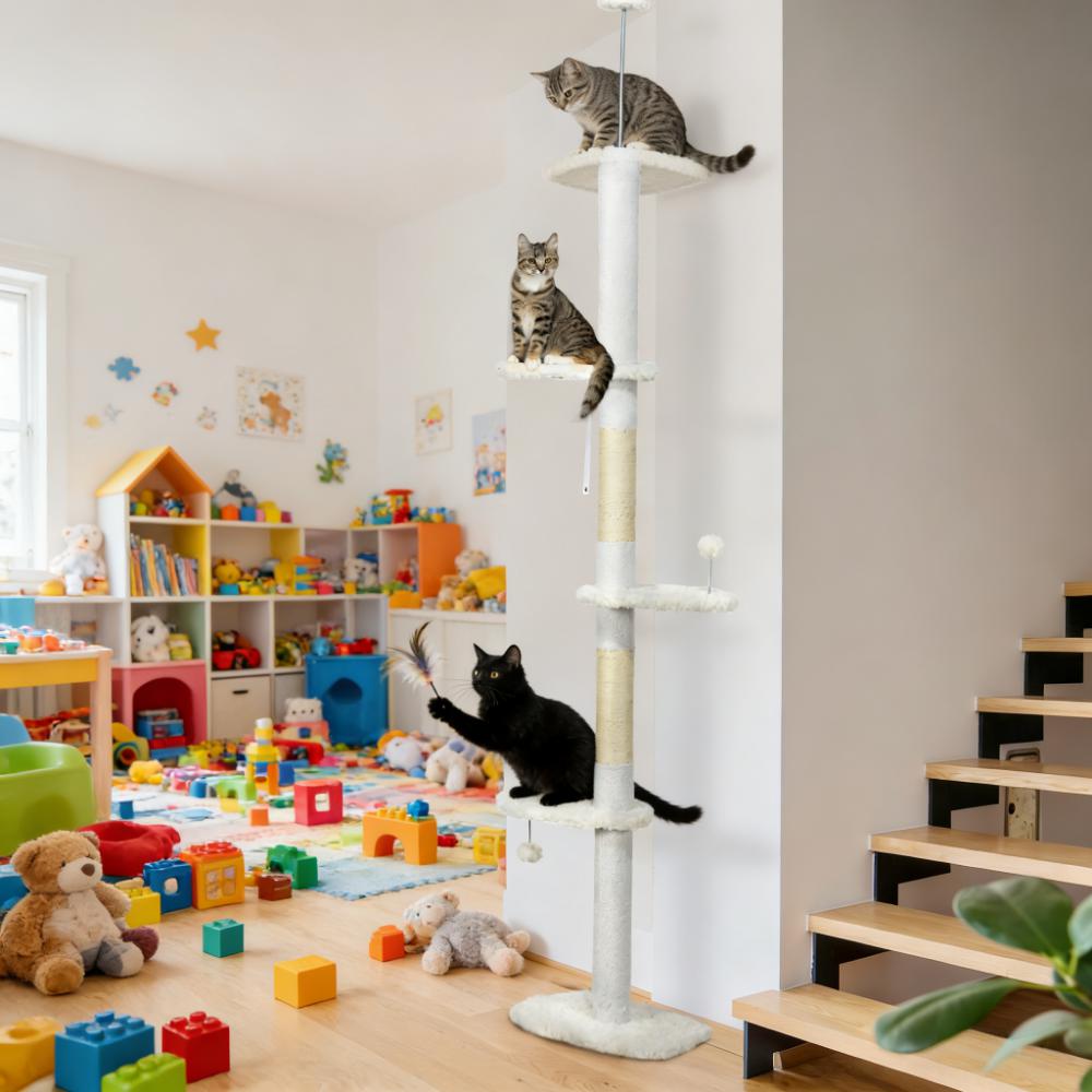 Arbre à chat blanc installé dans une pièce avec plusieurs chats