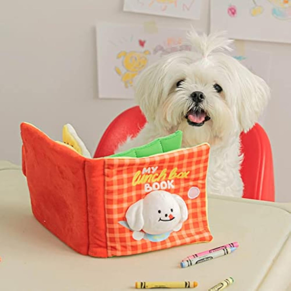 Livre de fouille en tissu présenté avec un petit chien
