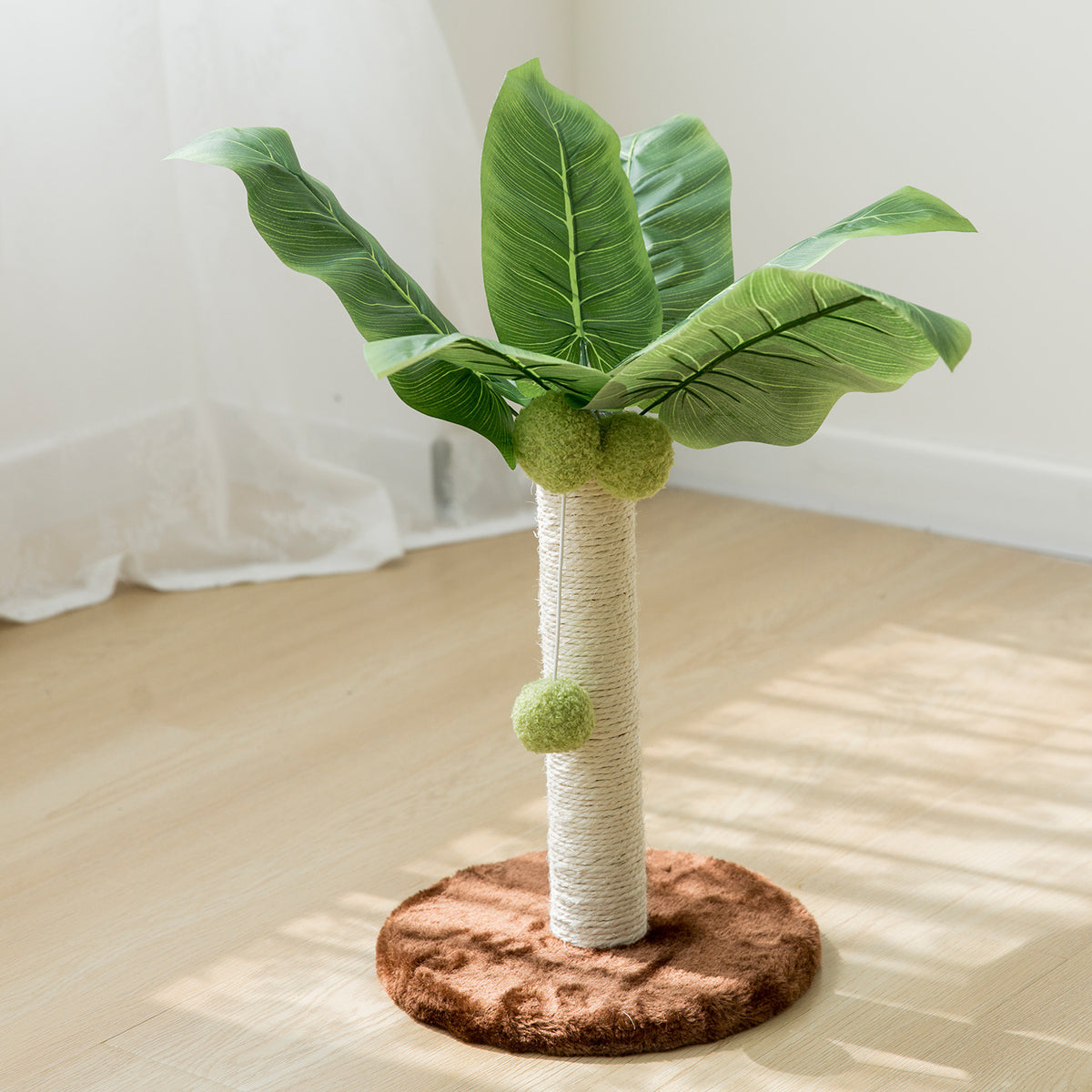 Petit arbre à chat cocotier avec base marron dans un intérieur clair