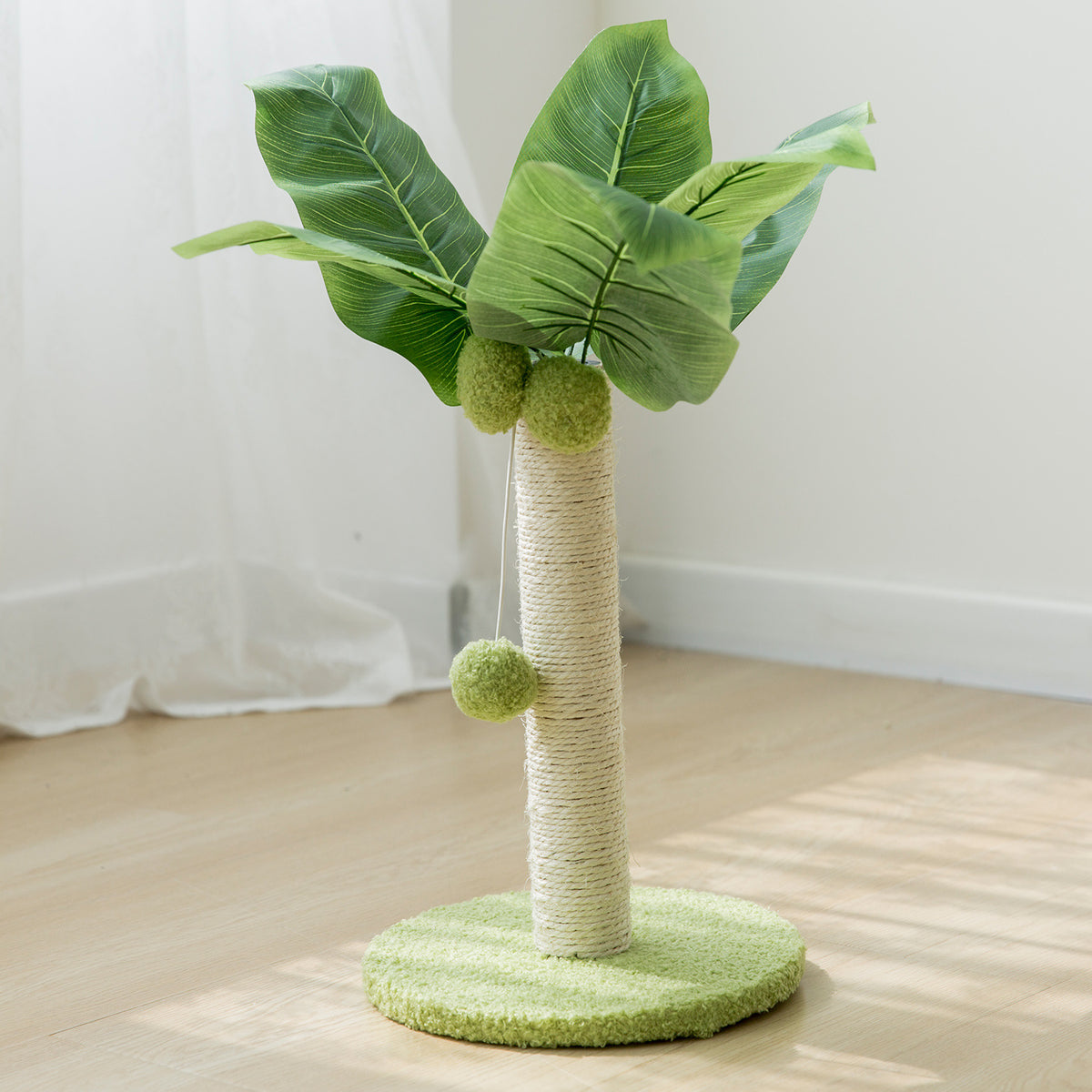 Arbre à chat cocotier à base claire près d’un rideau